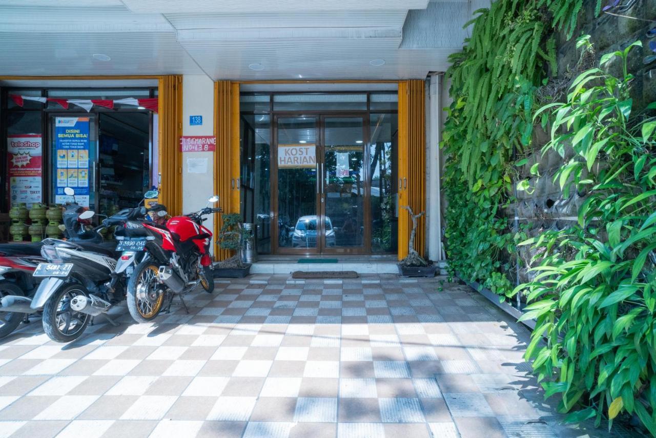 Reddoorz Plus Syariah Near Pasar Turi Surabaia Exterior foto